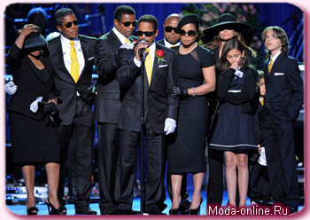 Семья Джексонов проводила Майкла в костюмах от Versace