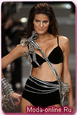 Хайди Клум появилась на показе Victoria`s Secret в бюстгальтере, украшенном настоящими бриллиантами