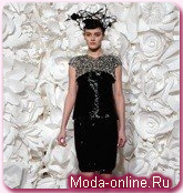 Бумажные шляпы на показе Chanel Couture